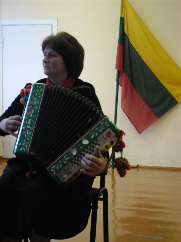 Vingrias melodijas grojo armonikos virtuozė Nijolė Žiaunienė